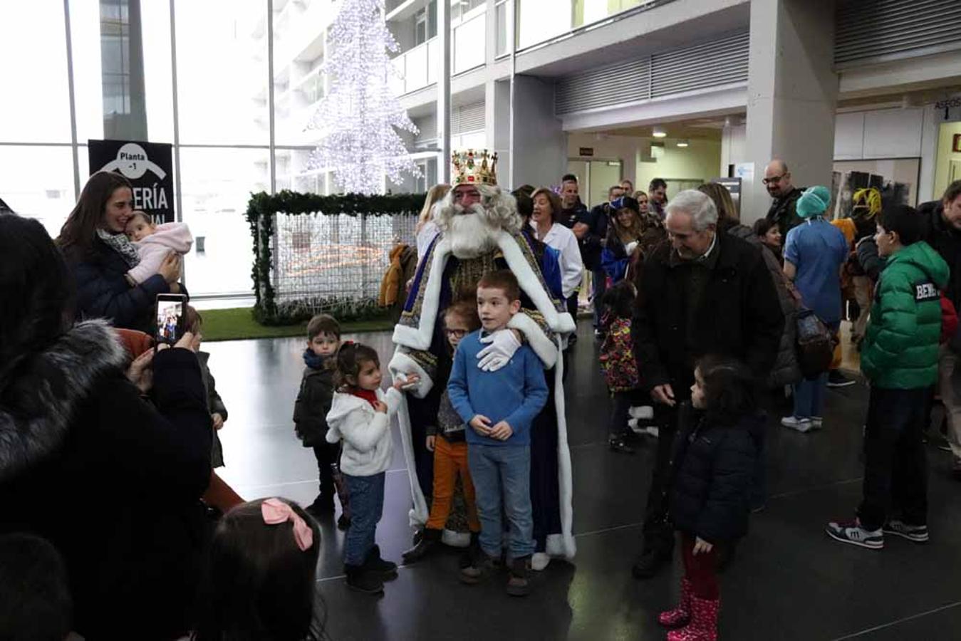 Los Reyes Magos visitan a los niños del Hospital Universitario