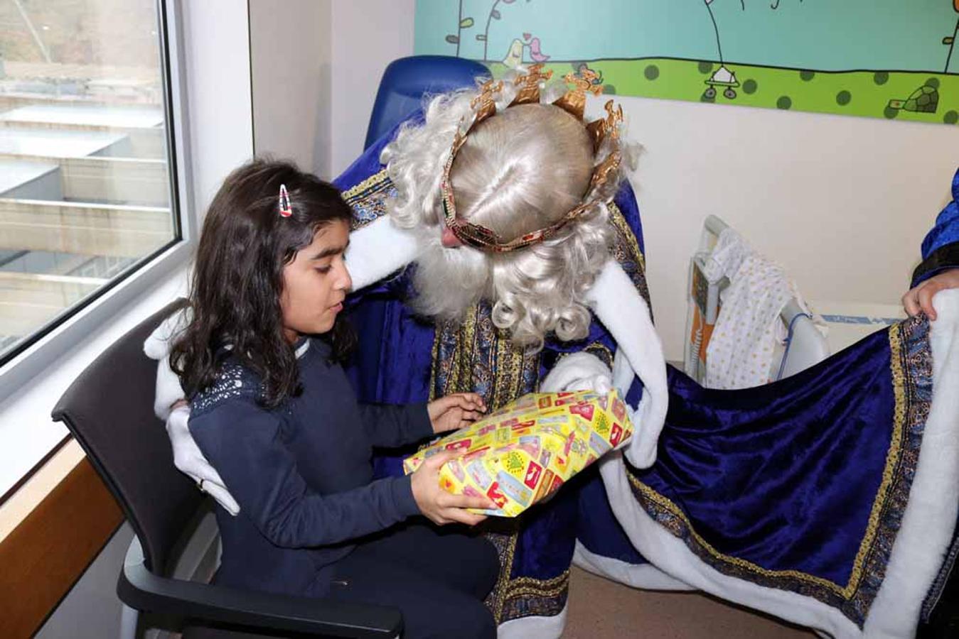 Los Reyes Magos visitan a los niños del Hospital Universitario