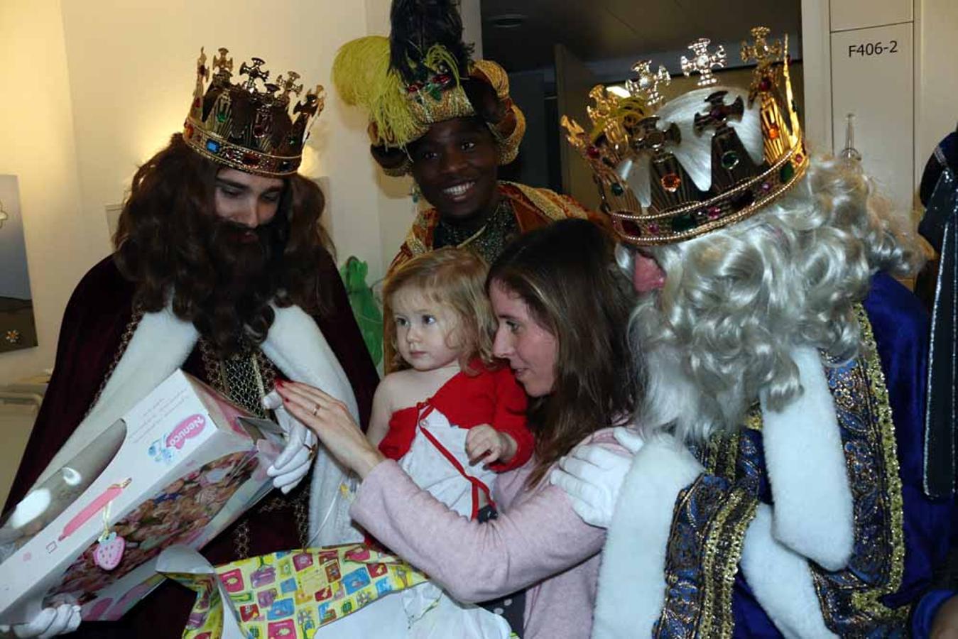 Los Reyes Magos visitan a los niños del Hospital Universitario