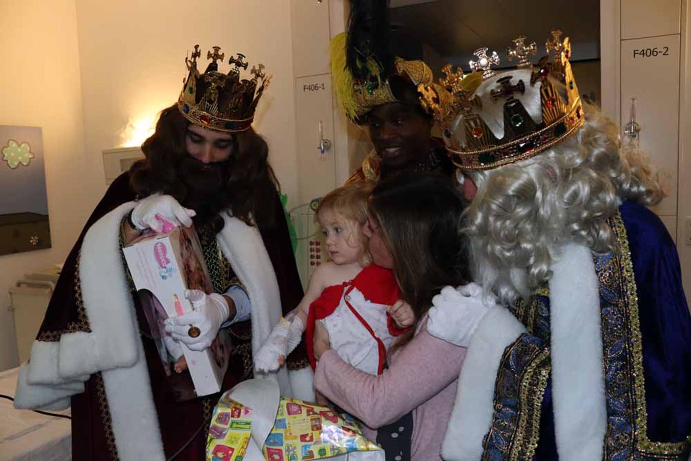 Los Reyes Magos visitan a los niños del Hospital Universitario