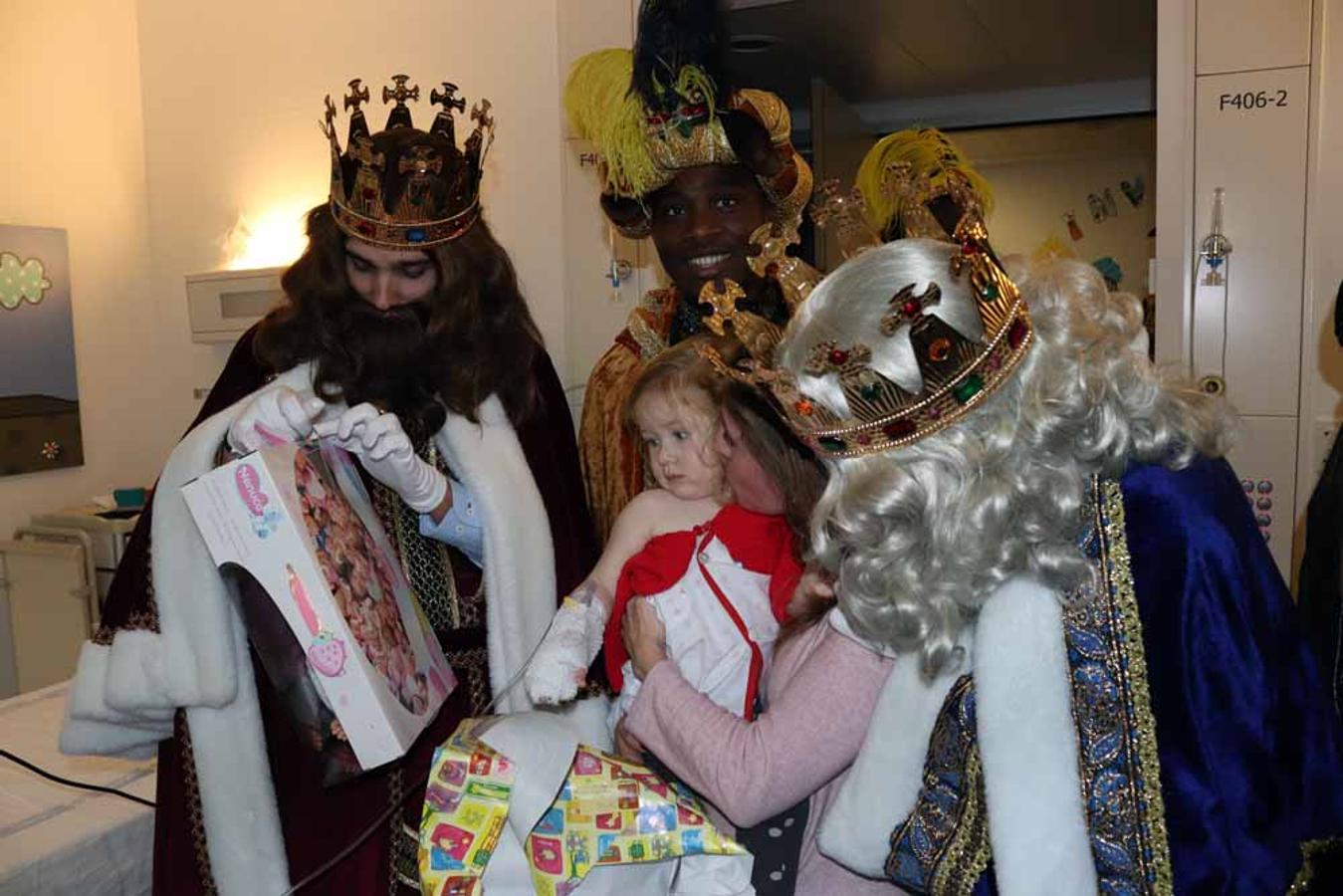 Los Reyes Magos visitan a los niños del Hospital Universitario