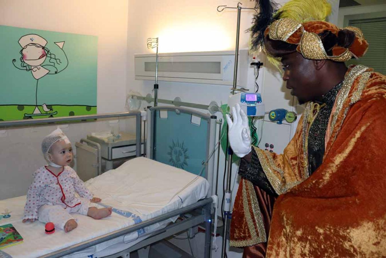 Los Reyes Magos visitan a los niños del Hospital Universitario