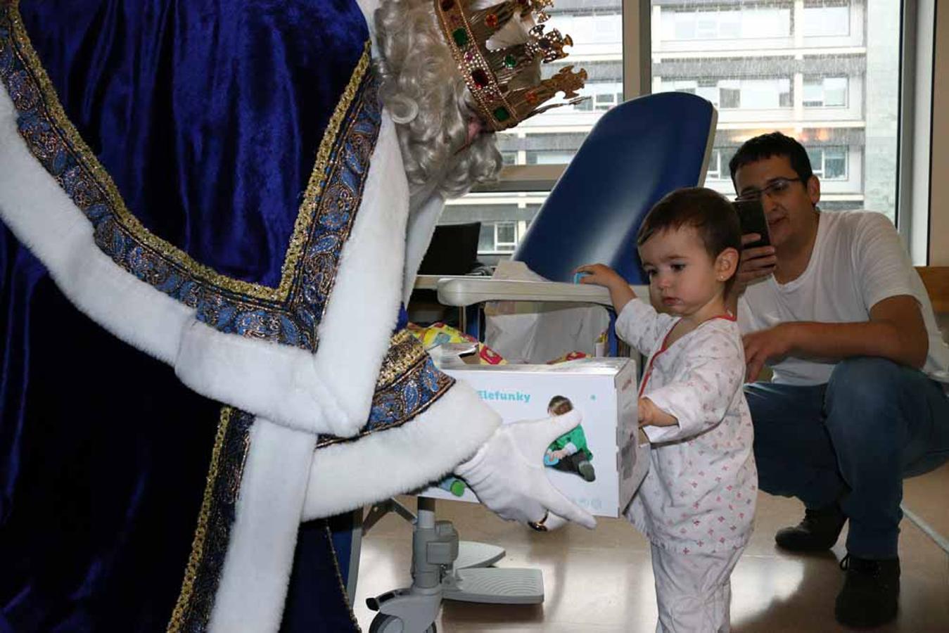 Los Reyes Magos visitan a los niños del Hospital Universitario