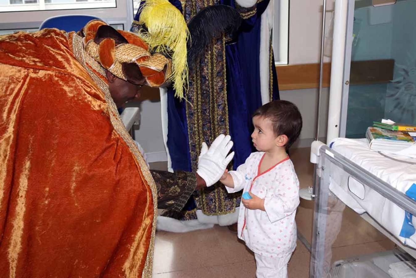 Los Reyes Magos visitan a los niños del Hospital Universitario