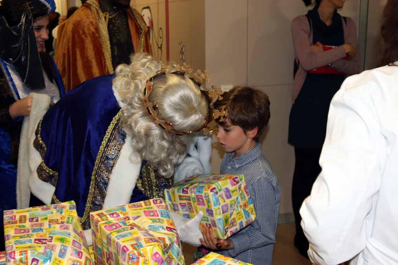 Los Reyes Magos visitan a los niños del Hospital Universitario