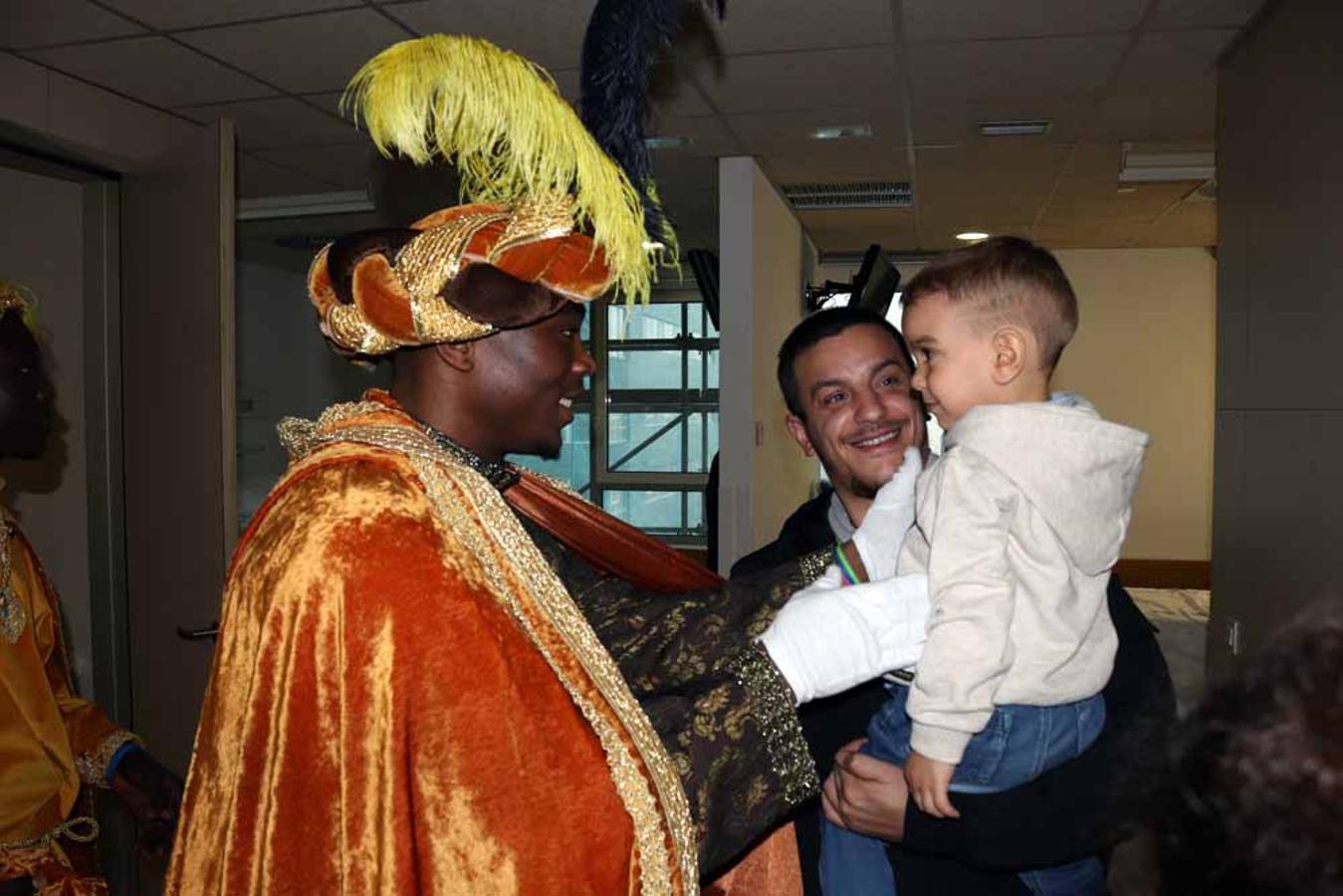 Los Reyes Magos visitan a los niños del Hospital Universitario