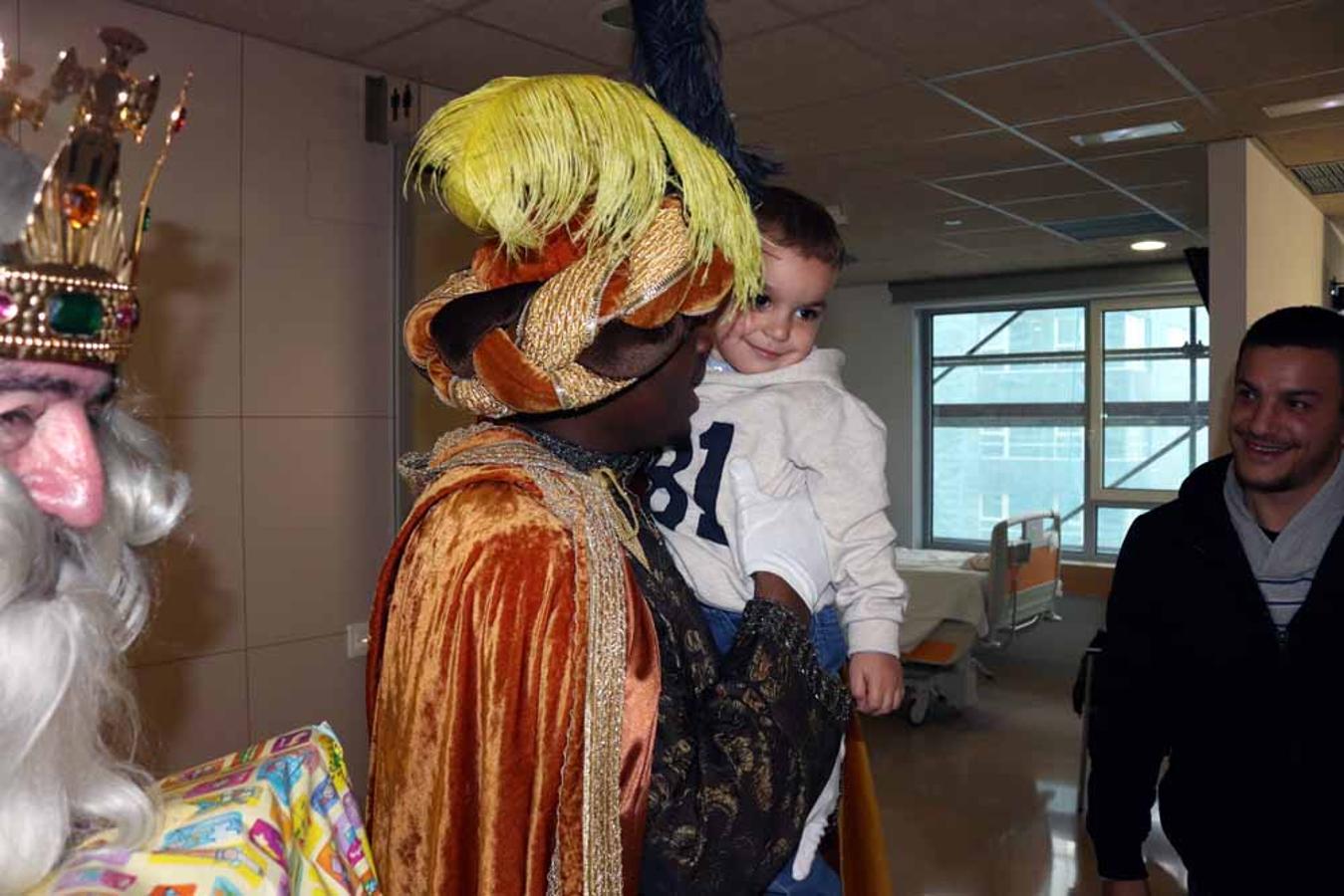 Los Reyes Magos visitan a los niños del Hospital Universitario