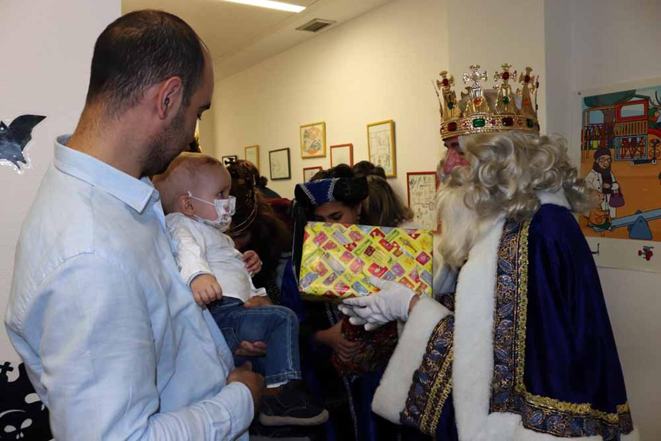 Los Reyes Magos visitan a los niños del Hospital Universitario