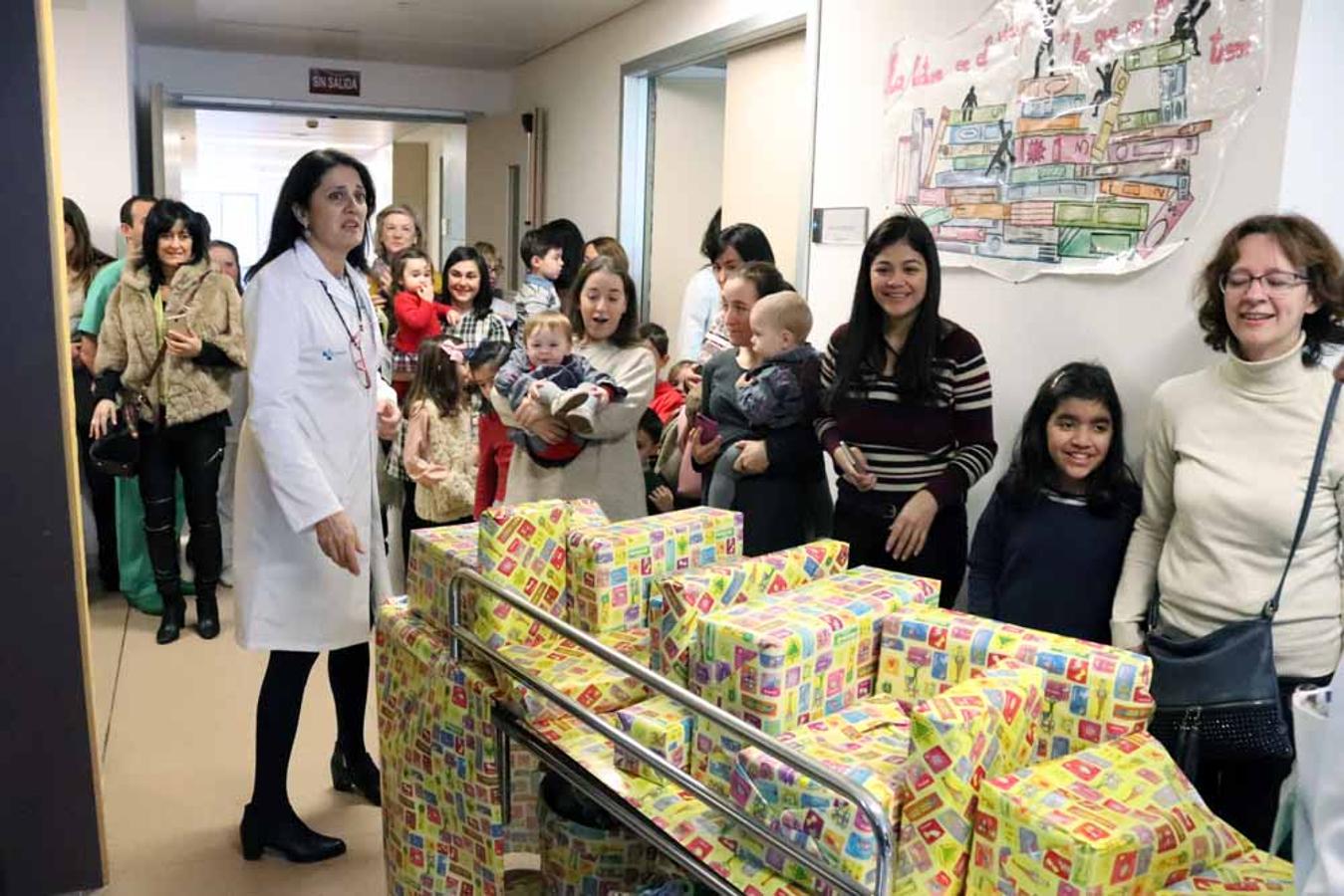 Los Reyes Magos visitan a los niños del Hospital Universitario