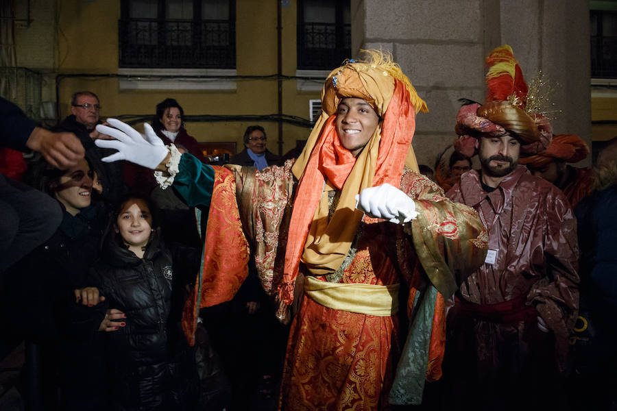 Los Reyes Magos reciben a los niños en el Ayuntamiento de Zamora tras la suspensión de la Cabalgata por la lluvia.