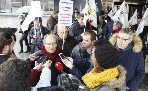 Miembros de asociaciones agrarias atienden a la prensa a las puertas de la Subdelegación de la Junta.
