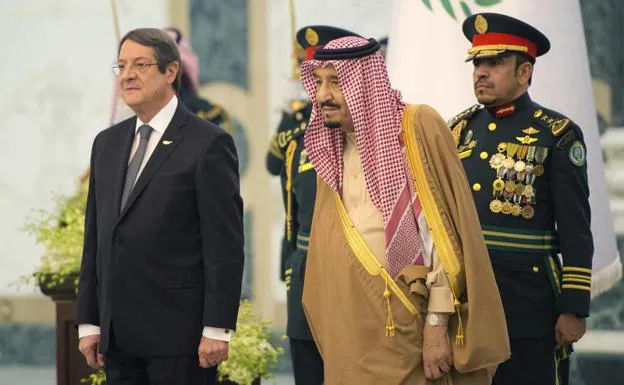 El rey Salman de Arabia Saudí (d), junto al presidente de Chipre.