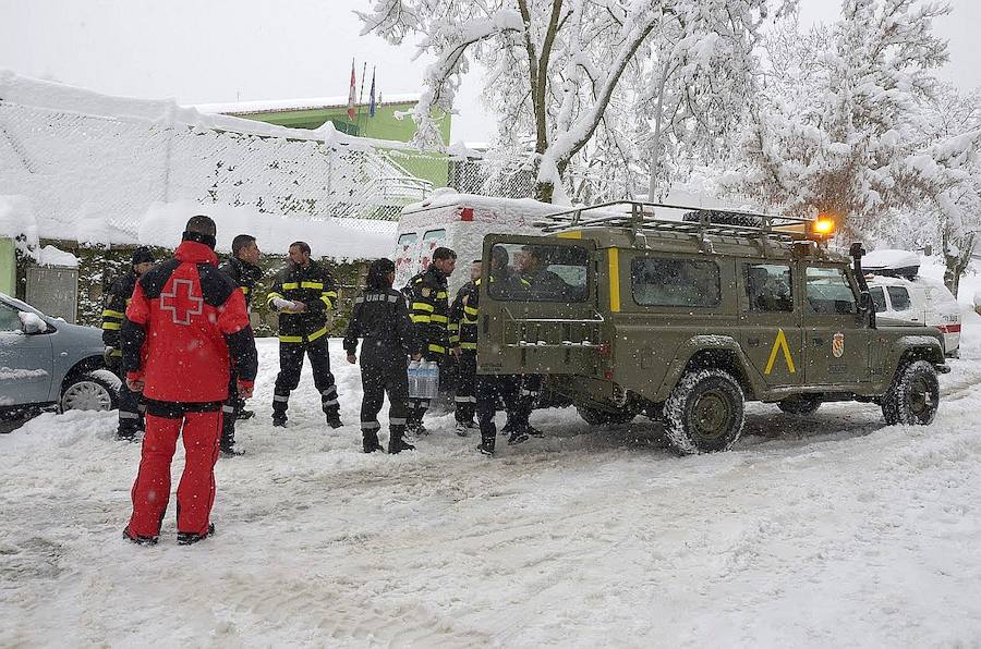 El Espinar sufrió ayer las consecuencias del temporal. Los vecinos tuvieron que retirar la nieve con palas para poder descubrir coches y limpiar las calles. Sus habitantes, además se mostraron solidarios con las personas que se vieron atrapadas por el blanco elemento en las carreteras de alrededor. 
