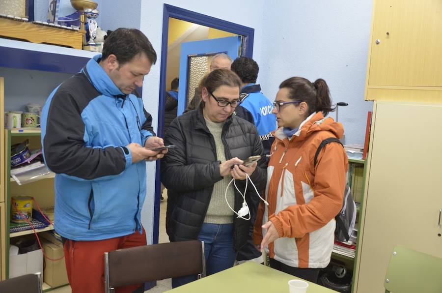 El Espinar sufrió ayer las consecuencias del temporal. Los vecinos tuvieron que retirar la nieve con palas para poder descubrir coches y limpiar las calles. Sus habitantes, además se mostraron solidarios con las personas que se vieron atrapadas por el blanco elemento en las carreteras de alrededor. 