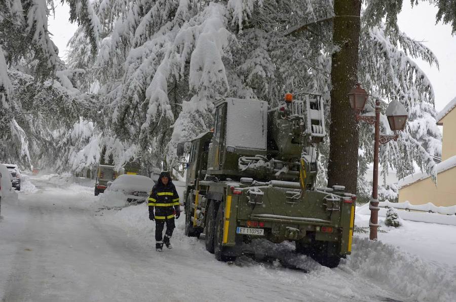 El Espinar sufrió ayer las consecuencias del temporal. Los vecinos tuvieron que retirar la nieve con palas para poder descubrir coches y limpiar las calles. Sus habitantes, además se mostraron solidarios con las personas que se vieron atrapadas por el blanco elemento en las carreteras de alrededor. 