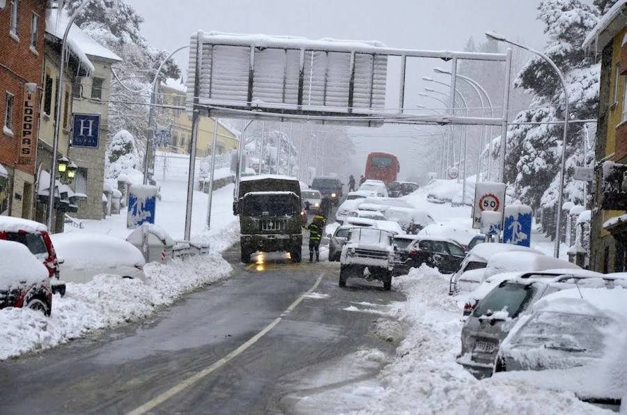 El Espinar sufrió ayer las consecuencias del temporal. Los vecinos tuvieron que retirar la nieve con palas para poder descubrir coches y limpiar las calles. Sus habitantes, además se mostraron solidarios con las personas que se vieron atrapadas por el blanco elemento en las carreteras de alrededor. 