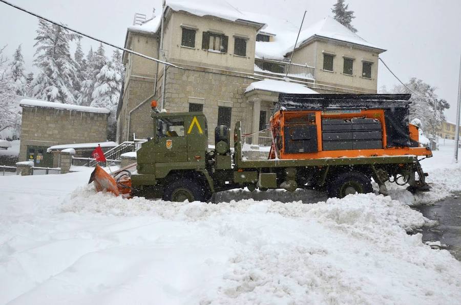 El Espinar sufrió ayer las consecuencias del temporal. Los vecinos tuvieron que retirar la nieve con palas para poder descubrir coches y limpiar las calles. Sus habitantes, además se mostraron solidarios con las personas que se vieron atrapadas por el blanco elemento en las carreteras de alrededor. 