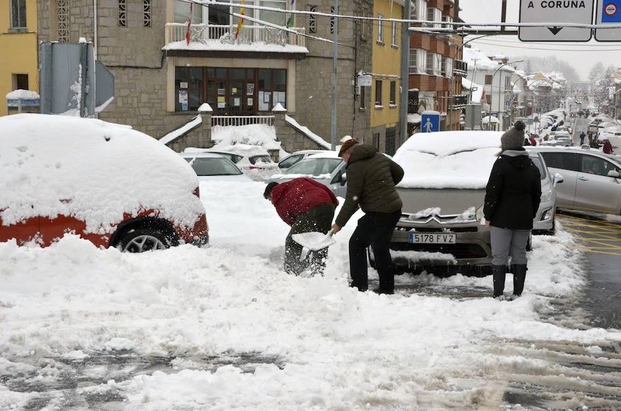 El Espinar sufrió ayer las consecuencias del temporal. Los vecinos tuvieron que retirar la nieve con palas para poder descubrir coches y limpiar las calles. Sus habitantes, además se mostraron solidarios con las personas que se vieron atrapadas por el blanco elemento en las carreteras de alrededor. 