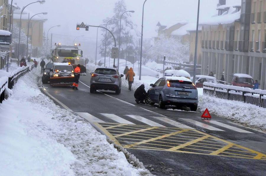 El Espinar sufrió ayer las consecuencias del temporal. Los vecinos tuvieron que retirar la nieve con palas para poder descubrir coches y limpiar las calles. Sus habitantes, además se mostraron solidarios con las personas que se vieron atrapadas por el blanco elemento en las carreteras de alrededor. 