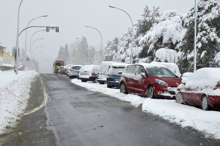 El Espinar sufrió ayer las consecuencias del temporal. Los vecinos tuvieron que retirar la nieve con palas para poder descubrir coches y limpiar las calles. Sus habitantes, además se mostraron solidarios con las personas que se vieron atrapadas por el blanco elemento en las carreteras de alrededor. 