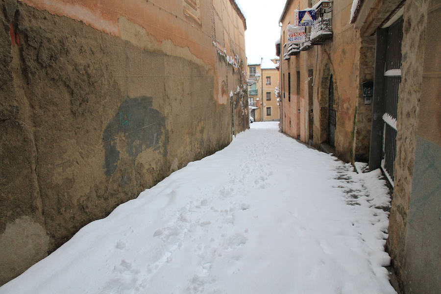 Segovia y provincia han protagonizado la actualidad del temporal del fin de semana. La nieve colapsó sus carreteras y puso un manto blanco en la capital, que muchos aprovecharon para ver el lado positivo y esquiar junto al Acueducto. Pese a la belleza de las imágenes, la nieve complicó la vida de sus ciudadanos.