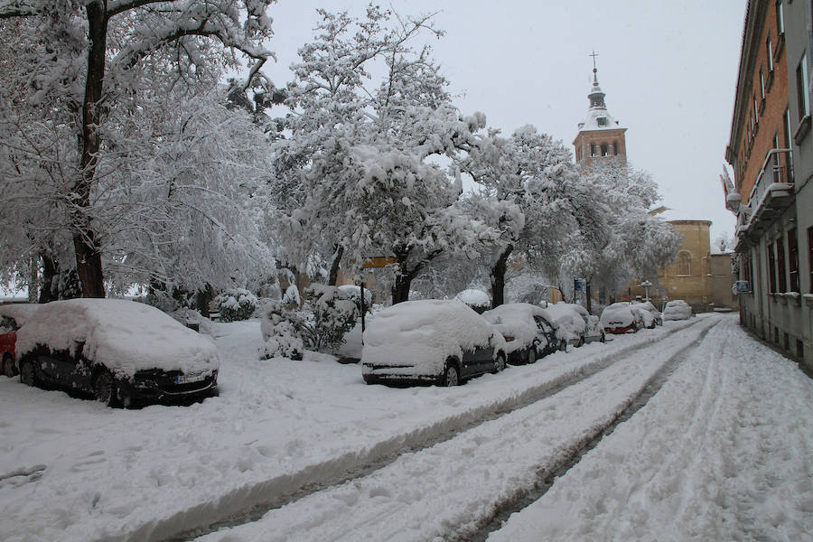 Segovia y provincia han protagonizado la actualidad del temporal del fin de semana. La nieve colapsó sus carreteras y puso un manto blanco en la capital, que muchos aprovecharon para ver el lado positivo y esquiar junto al Acueducto. Pese a la belleza de las imágenes, la nieve complicó la vida de sus ciudadanos.