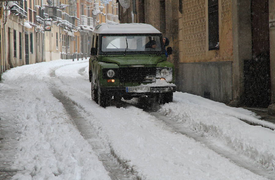 Segovia y provincia han protagonizado la actualidad del temporal del fin de semana. La nieve colapsó sus carreteras y puso un manto blanco en la capital, que muchos aprovecharon para ver el lado positivo y esquiar junto al Acueducto. Pese a la belleza de las imágenes, la nieve complicó la vida de sus ciudadanos.