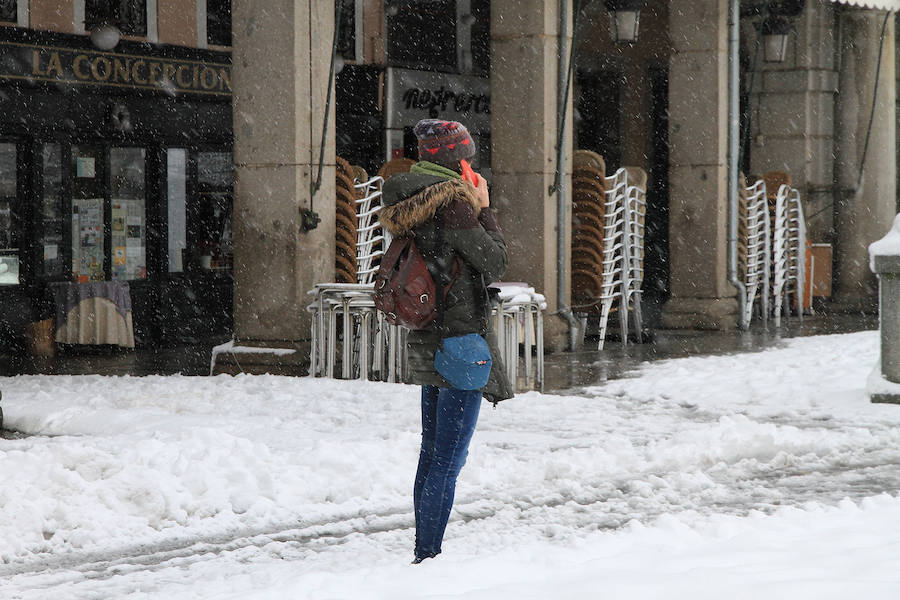 Segovia y provincia han protagonizado la actualidad del temporal del fin de semana. La nieve colapsó sus carreteras y puso un manto blanco en la capital, que muchos aprovecharon para ver el lado positivo y esquiar junto al Acueducto. Pese a la belleza de las imágenes, la nieve complicó la vida de sus ciudadanos.