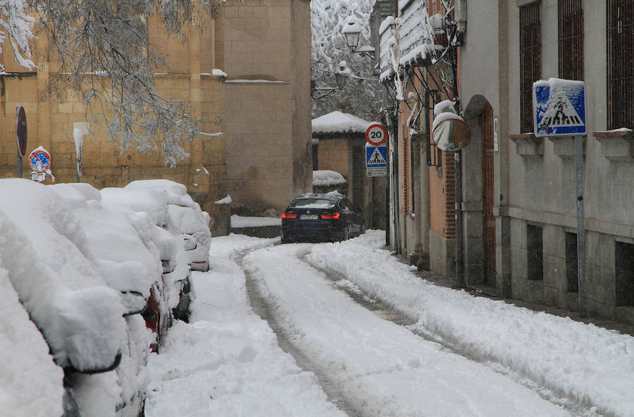 Segovia y provincia han protagonizado la actualidad del temporal del fin de semana. La nieve colapsó sus carreteras y puso un manto blanco en la capital, que muchos aprovecharon para ver el lado positivo y esquiar junto al Acueducto. Pese a la belleza de las imágenes, la nieve complicó la vida de sus ciudadanos.