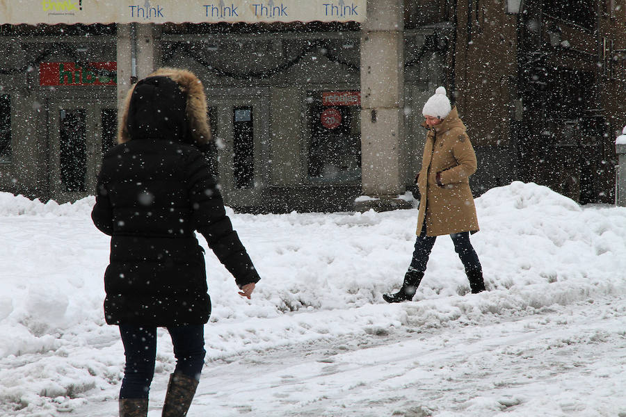 Segovia y provincia han protagonizado la actualidad del temporal del fin de semana. La nieve colapsó sus carreteras y puso un manto blanco en la capital, que muchos aprovecharon para ver el lado positivo y esquiar junto al Acueducto. Pese a la belleza de las imágenes, la nieve complicó la vida de sus ciudadanos.