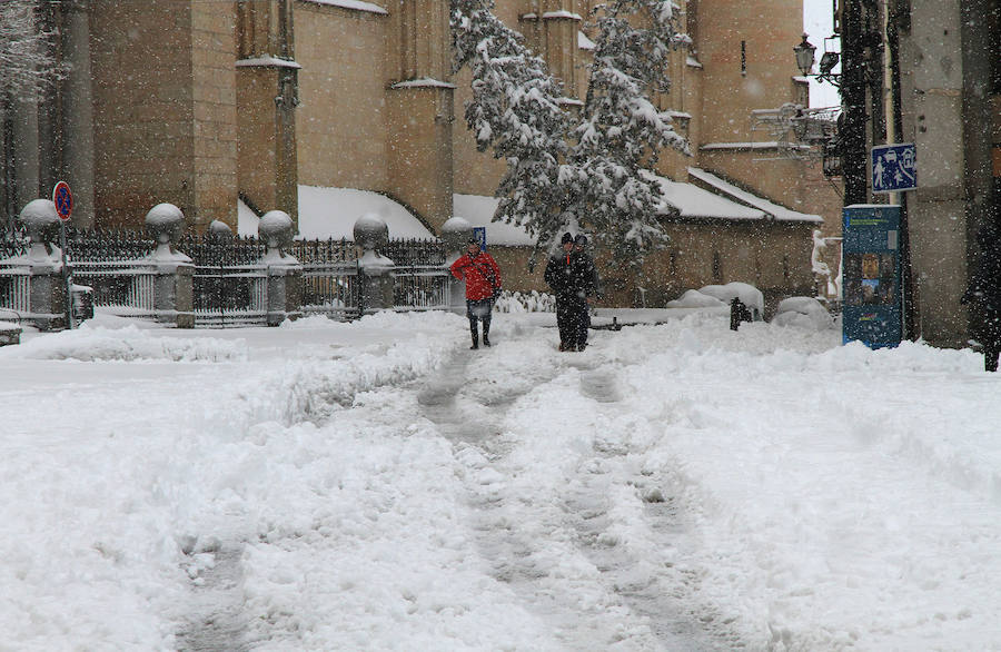 Segovia y provincia han protagonizado la actualidad del temporal del fin de semana. La nieve colapsó sus carreteras y puso un manto blanco en la capital, que muchos aprovecharon para ver el lado positivo y esquiar junto al Acueducto. Pese a la belleza de las imágenes, la nieve complicó la vida de sus ciudadanos.