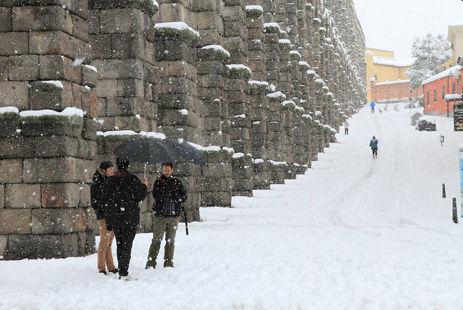 Segovia y provincia han protagonizado la actualidad del temporal del fin de semana. La nieve colapsó sus carreteras y puso un manto blanco en la capital, que muchos aprovecharon para ver el lado positivo y esquiar junto al Acueducto. Pese a la belleza de las imágenes, la nieve complicó la vida de sus ciudadanos.