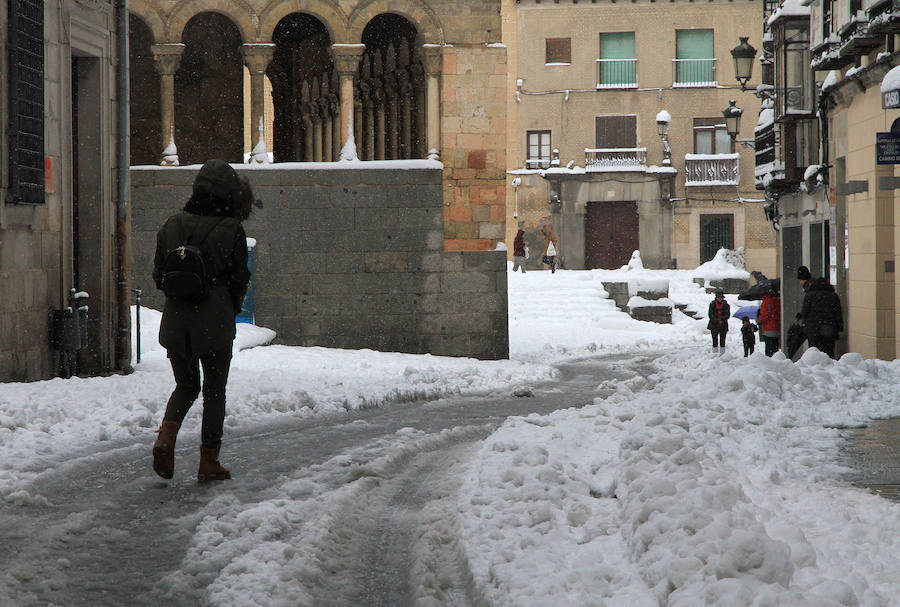 Segovia y provincia han protagonizado la actualidad del temporal del fin de semana. La nieve colapsó sus carreteras y puso un manto blanco en la capital, que muchos aprovecharon para ver el lado positivo y esquiar junto al Acueducto. Pese a la belleza de las imágenes, la nieve complicó la vida de sus ciudadanos.
