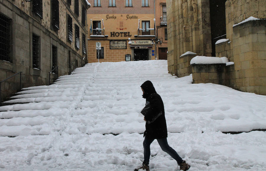Segovia y provincia han protagonizado la actualidad del temporal del fin de semana. La nieve colapsó sus carreteras y puso un manto blanco en la capital, que muchos aprovecharon para ver el lado positivo y esquiar junto al Acueducto. Pese a la belleza de las imágenes, la nieve complicó la vida de sus ciudadanos.