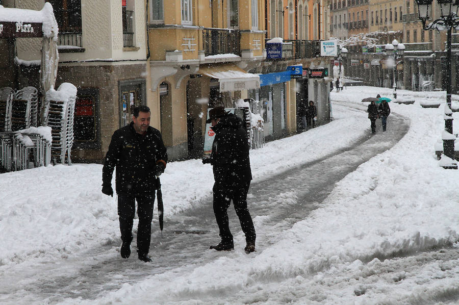 Segovia y provincia han protagonizado la actualidad del temporal del fin de semana. La nieve colapsó sus carreteras y puso un manto blanco en la capital, que muchos aprovecharon para ver el lado positivo y esquiar junto al Acueducto. Pese a la belleza de las imágenes, la nieve complicó la vida de sus ciudadanos.