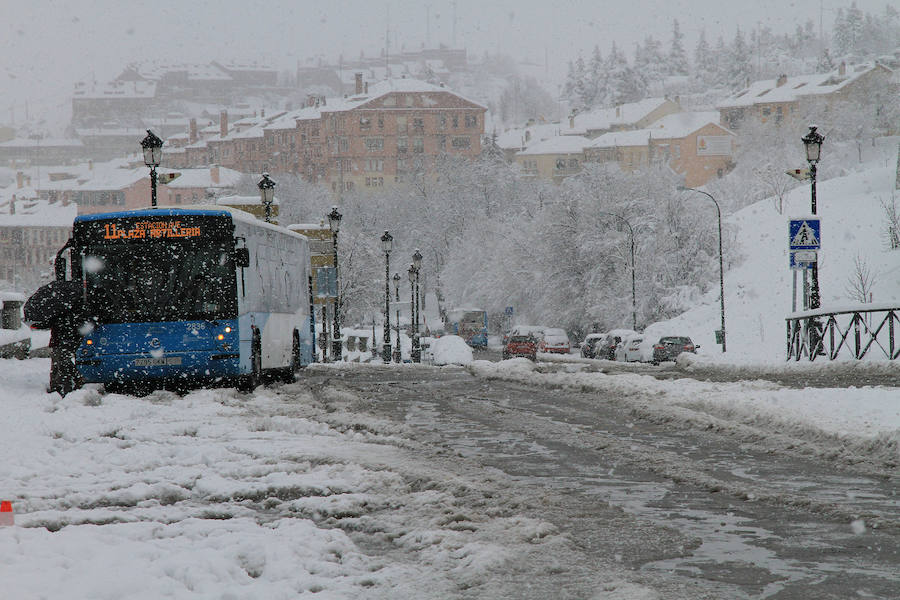 Segovia y provincia han protagonizado la actualidad del temporal del fin de semana. La nieve colapsó sus carreteras y puso un manto blanco en la capital, que muchos aprovecharon para ver el lado positivo y esquiar junto al Acueducto. Pese a la belleza de las imágenes, la nieve complicó la vida de sus ciudadanos.