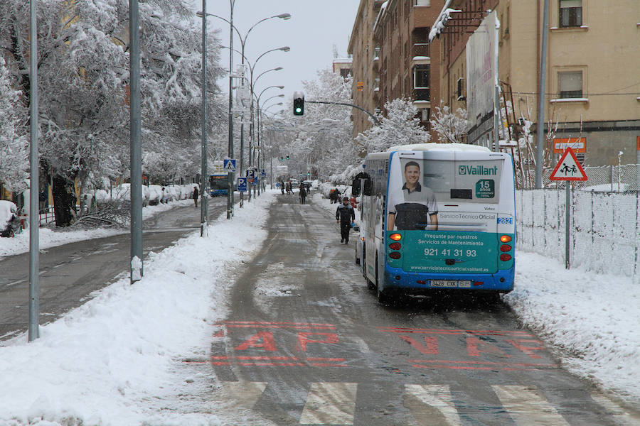 Segovia y provincia han protagonizado la actualidad del temporal del fin de semana. La nieve colapsó sus carreteras y puso un manto blanco en la capital, que muchos aprovecharon para ver el lado positivo y esquiar junto al Acueducto. Pese a la belleza de las imágenes, la nieve complicó la vida de sus ciudadanos.