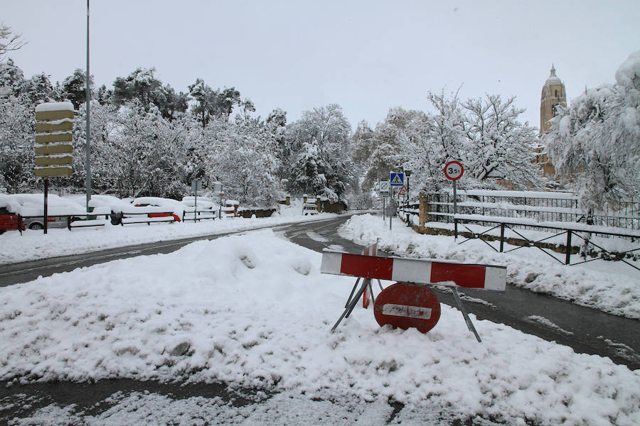 Segovia y provincia han protagonizado la actualidad del temporal del fin de semana. La nieve colapsó sus carreteras y puso un manto blanco en la capital, que muchos aprovecharon para ver el lado positivo y esquiar junto al Acueducto. Pese a la belleza de las imágenes, la nieve complicó la vida de sus ciudadanos.