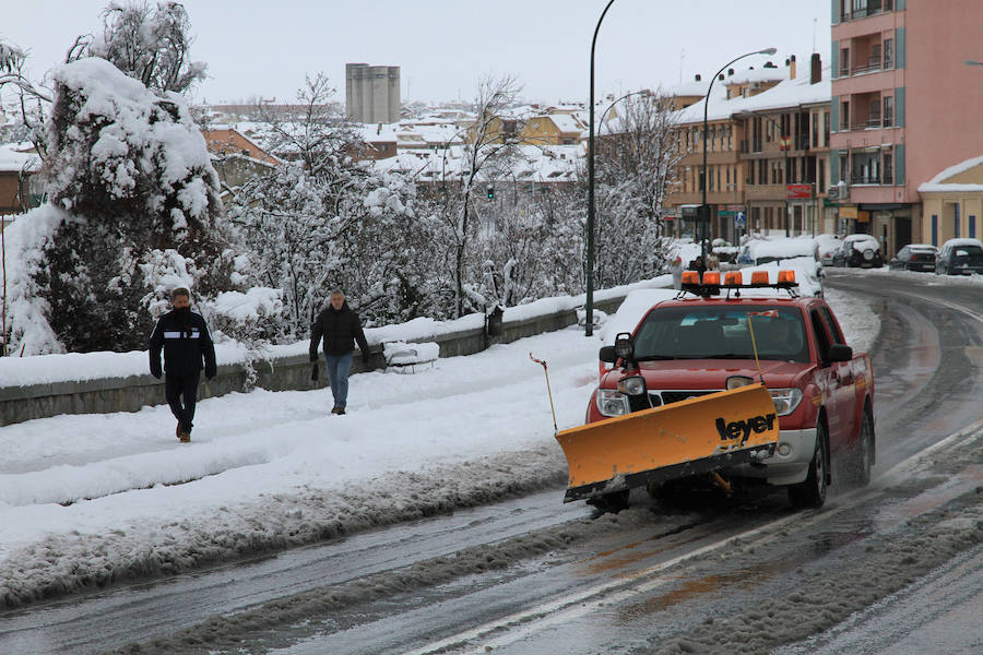 Segovia y provincia han protagonizado la actualidad del temporal del fin de semana. La nieve colapsó sus carreteras y puso un manto blanco en la capital, que muchos aprovecharon para ver el lado positivo y esquiar junto al Acueducto. Pese a la belleza de las imágenes, la nieve complicó la vida de sus ciudadanos.
