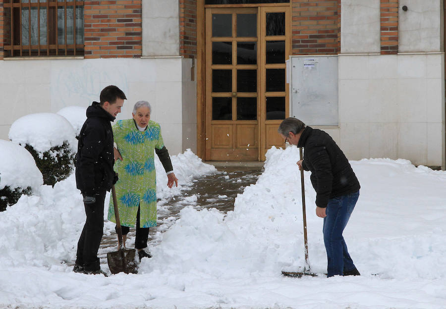 Segovia y provincia han protagonizado la actualidad del temporal del fin de semana. La nieve colapsó sus carreteras y puso un manto blanco en la capital, que muchos aprovecharon para ver el lado positivo y esquiar junto al Acueducto. Pese a la belleza de las imágenes, la nieve complicó la vida de sus ciudadanos.