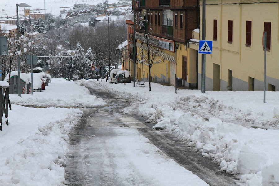 Segovia y provincia han protagonizado la actualidad del temporal del fin de semana. La nieve colapsó sus carreteras y puso un manto blanco en la capital, que muchos aprovecharon para ver el lado positivo y esquiar junto al Acueducto. Pese a la belleza de las imágenes, la nieve complicó la vida de sus ciudadanos.
