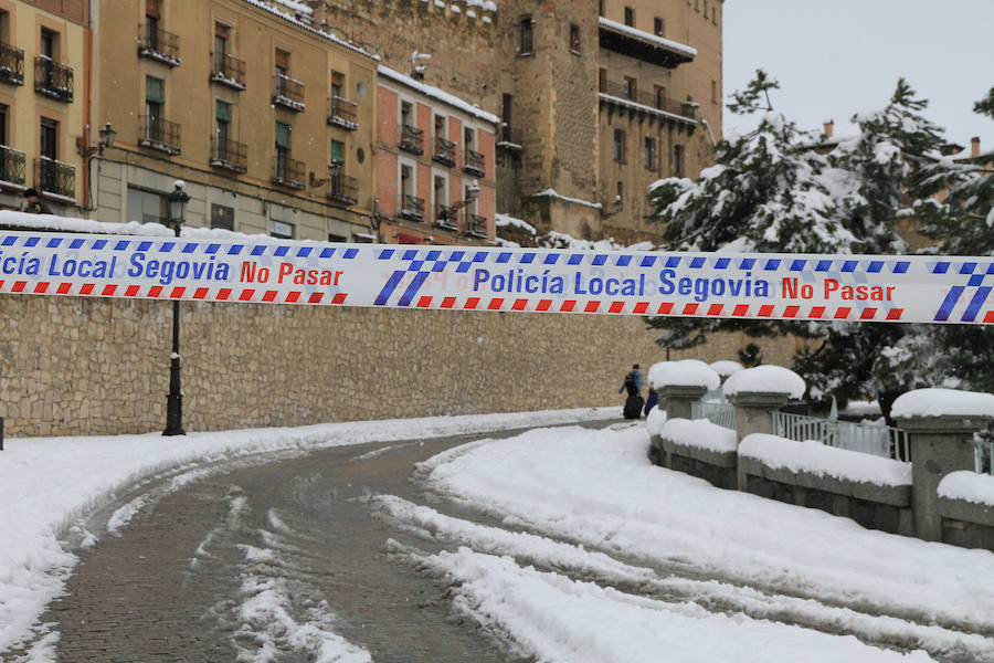 Segovia y provincia han protagonizado la actualidad del temporal del fin de semana. La nieve colapsó sus carreteras y puso un manto blanco en la capital, que muchos aprovecharon para ver el lado positivo y esquiar junto al Acueducto. Pese a la belleza de las imágenes, la nieve complicó la vida de sus ciudadanos.
