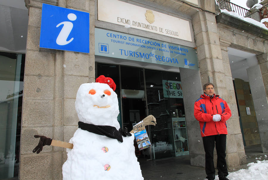 Segovia y provincia han protagonizado la actualidad del temporal del fin de semana. La nieve colapsó sus carreteras y puso un manto blanco en la capital, que muchos aprovecharon para ver el lado positivo y esquiar junto al Acueducto. Pese a la belleza de las imágenes, la nieve complicó la vida de sus ciudadanos.