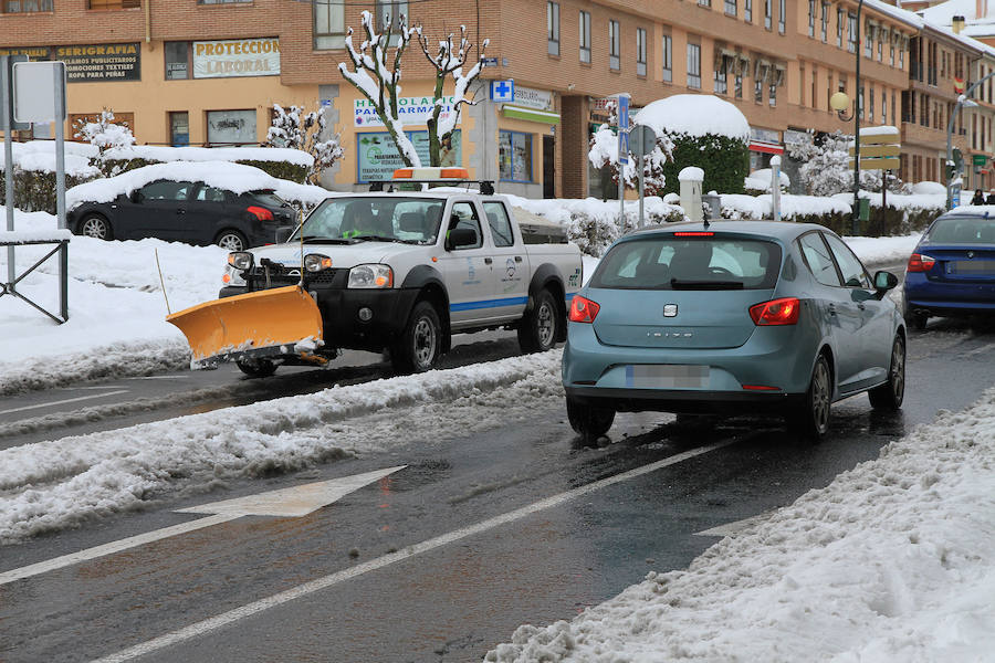 Segovia y provincia han protagonizado la actualidad del temporal del fin de semana. La nieve colapsó sus carreteras y puso un manto blanco en la capital, que muchos aprovecharon para ver el lado positivo y esquiar junto al Acueducto. Pese a la belleza de las imágenes, la nieve complicó la vida de sus ciudadanos.