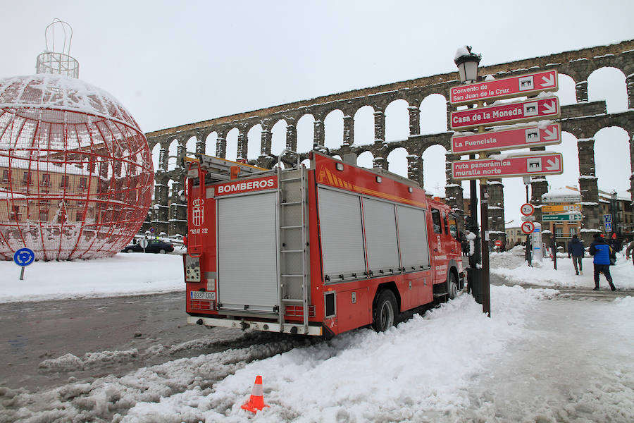 Segovia y provincia han protagonizado la actualidad del temporal del fin de semana. La nieve colapsó sus carreteras y puso un manto blanco en la capital, que muchos aprovecharon para ver el lado positivo y esquiar junto al Acueducto. Pese a la belleza de las imágenes, la nieve complicó la vida de sus ciudadanos.