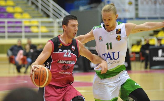 Carramimbre CBC Valladolid ante el TAU Castelló en el partido de la Liga Leb Oro de baloncesto. 