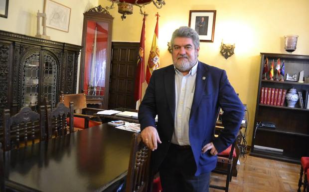 Juan Tomás Muñoz en su despacho de la alcaldía de Ciudad Rodrigo. 
