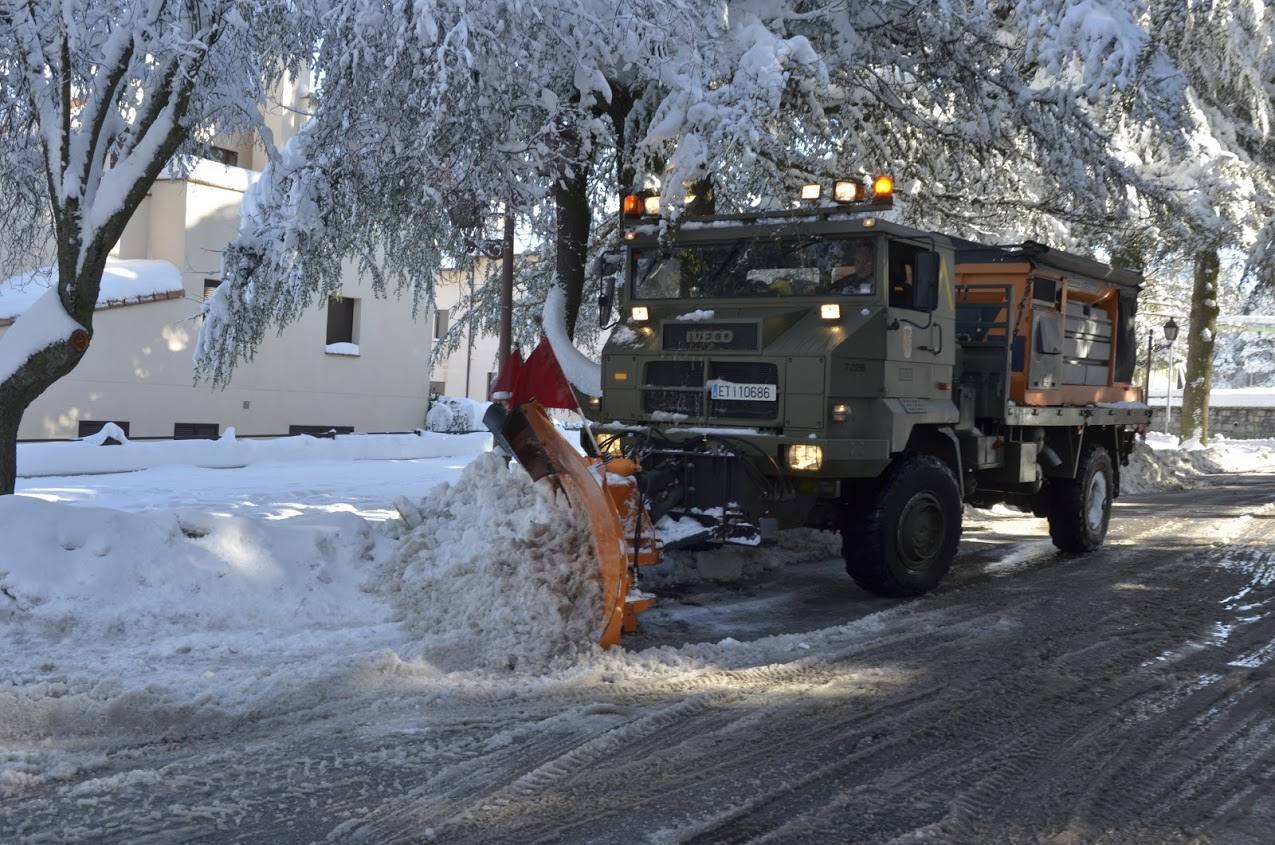 Toneladas de nieve cubren El Espinar (Segovia)