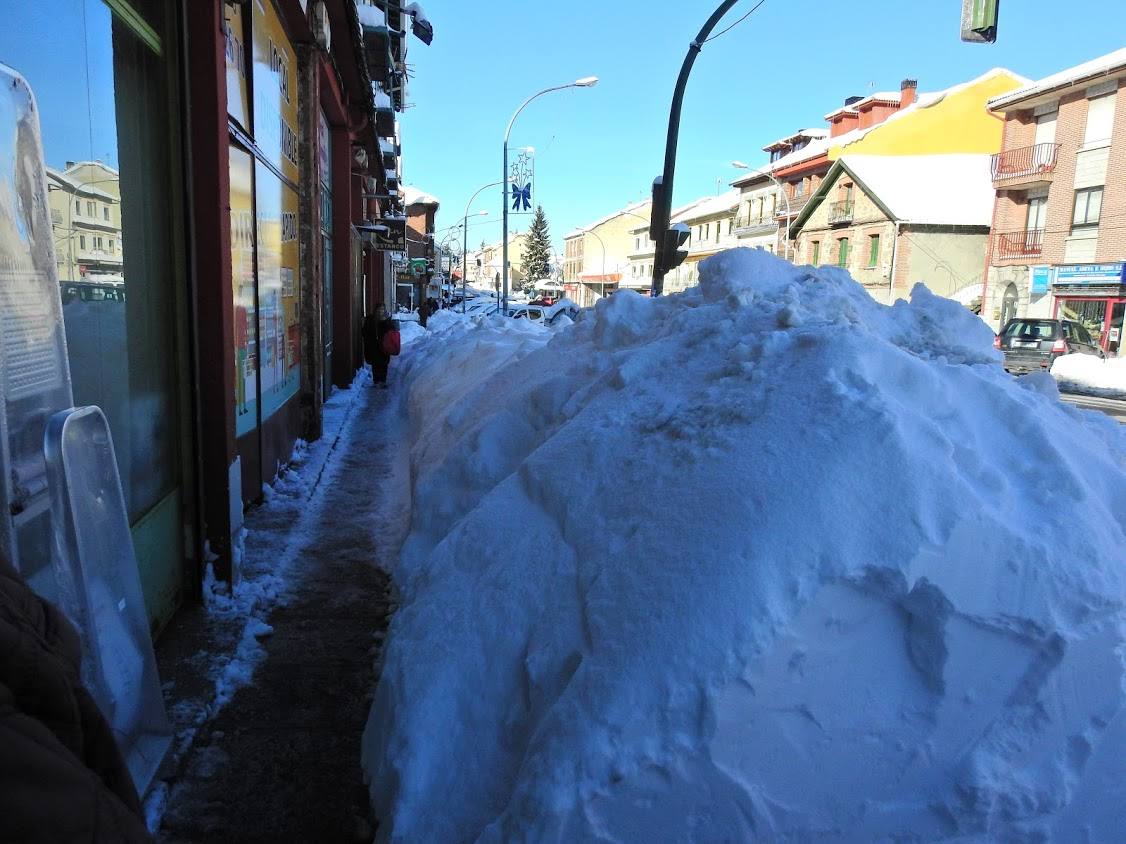 Toneladas de nieve cubren El Espinar (Segovia)