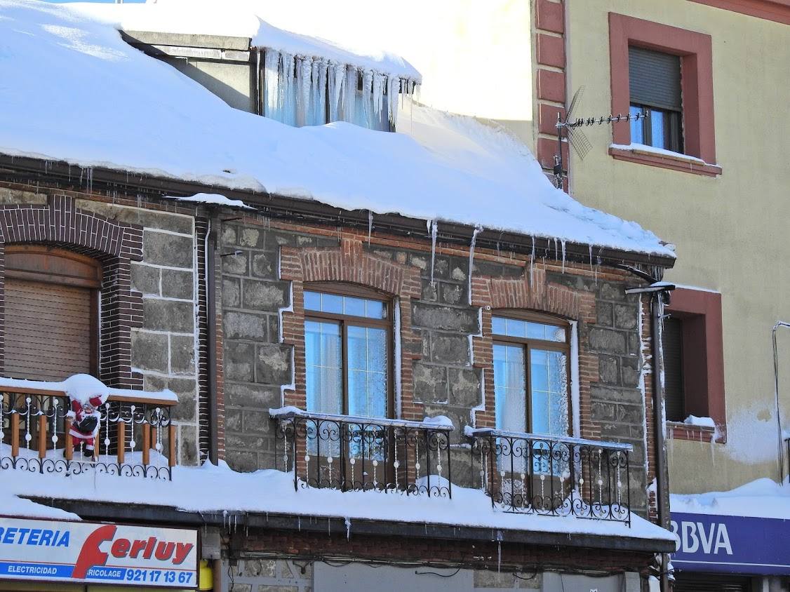 Toneladas de nieve cubren El Espinar (Segovia)